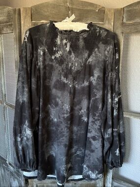 LuLaRoe Clara style blouse